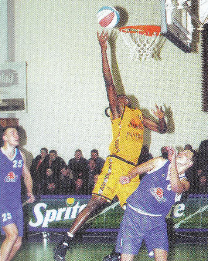 BC Šiauliai. 2000-2001 m. H.S.Djoumbi - pirmasis juodaodis "Šiaulių" komandoje.
