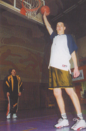 BC Šiauliai. 1998-1999 m. iš 221 cm. ūgio milžino D.Novochatskio buvo bandoma padaryti krepšininką.