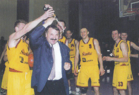 BC Šiauliai. 1999-2000 m. pirmoji LKL bronza - pergalės šventimas.