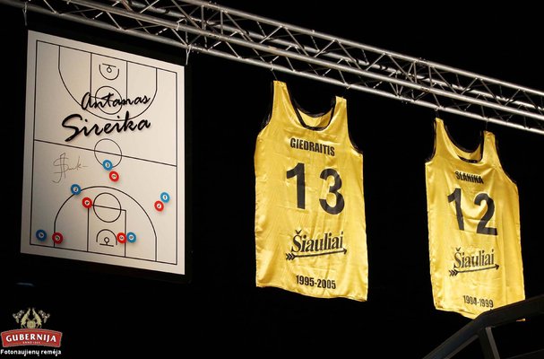 BC Šiauliai. 2014-2015 m. trijų išskirtinių asmenybių "Šiaulių" klubui pagerbimas (A.Sireika, R.Giedraitis, D.Slanina).