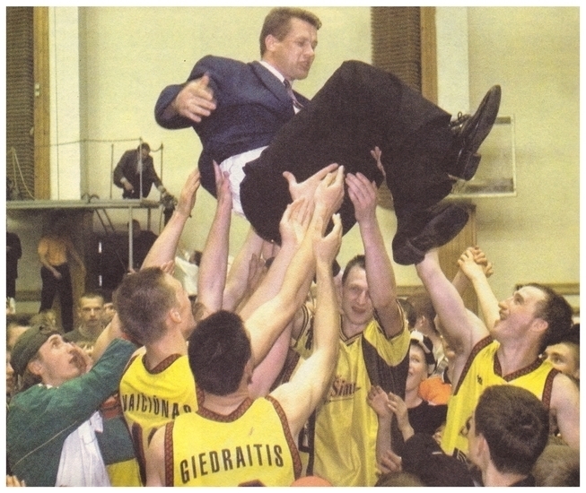 BC Šiauliai. 1999-2000 m. vyr.trenerio A.Sireikos pamėtymas į orą po pirmosios laimėtos LKL bronzos. 