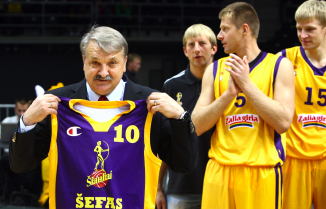 BC Šiauliai. 2010-2011 m. komandos "šefas" A.Klimavičius su išskirtiniais geltonai-violetiniai marškinėliais