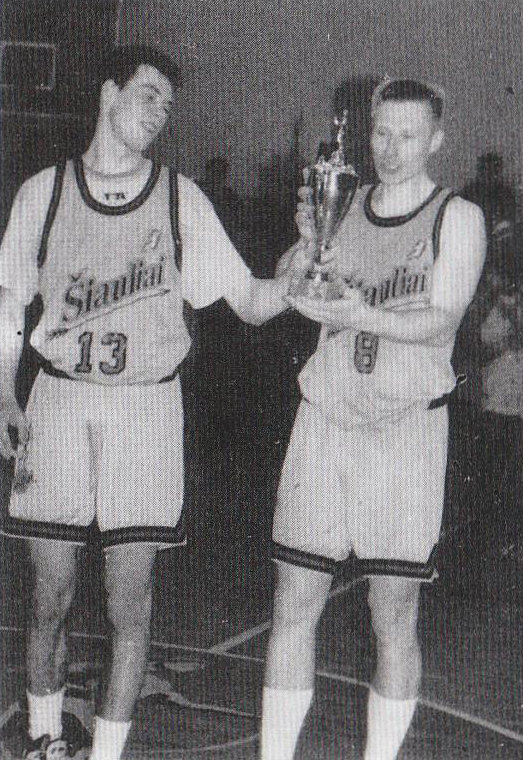 BC Šiauliai. 1995-1996 m. pirmasis trofėjus - "Lietuvos sporto" taurės laimėtojai R.Giedraitis ir G.Pečiulionis.