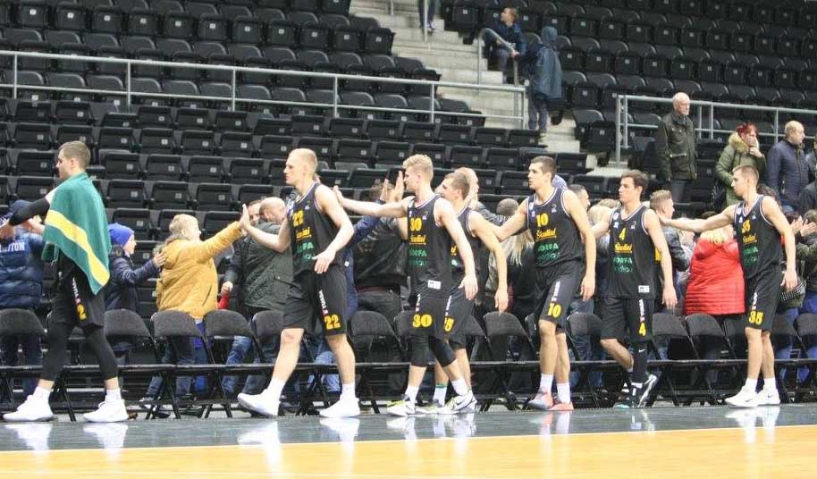 BC Šiauliai. 2017-2018 m. Nauja komandos žaidėjų tradicija - padėka sirgaliams.